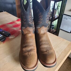 Justin Boots. Size 5.5 equivalent to 7 in women's. See inside of boot picture.